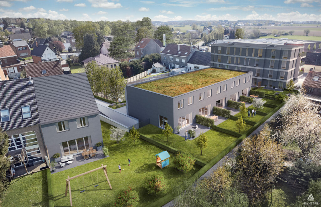 Vue aérienne d'une maison avec un jardin équipé d'une balançoire et d'enfants jouant sur cette espace.